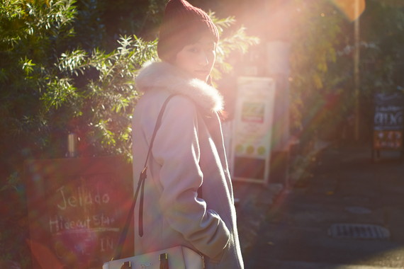 赤いニット帽に三つ編みがキュート