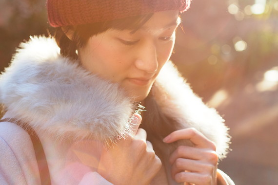 赤いニット帽に三つ編みがキュート