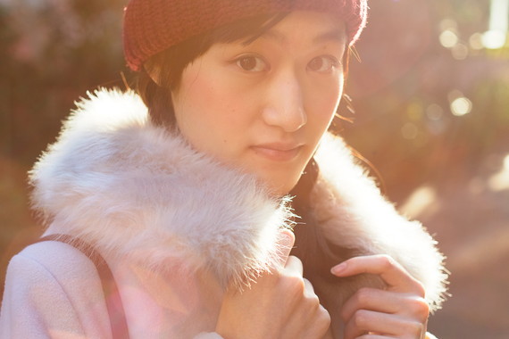 赤いニット帽に三つ編みがキュート