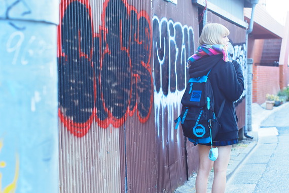 マフラーの差し色が効いてるガール