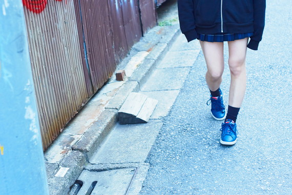 マフラーの差し色が効いてるガール