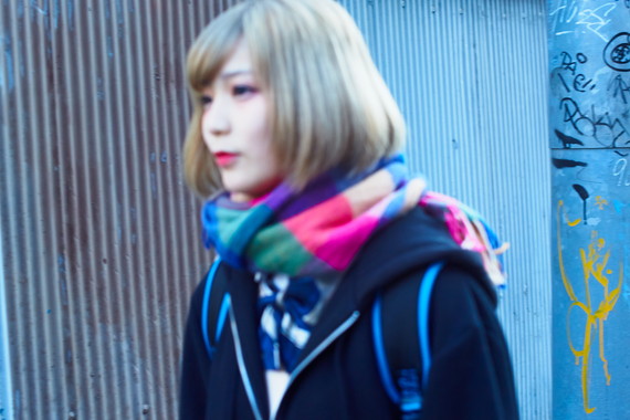 マフラーの差し色が効いてるガール