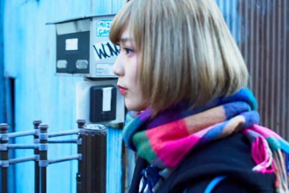 マフラーの差し色が効いてるガール