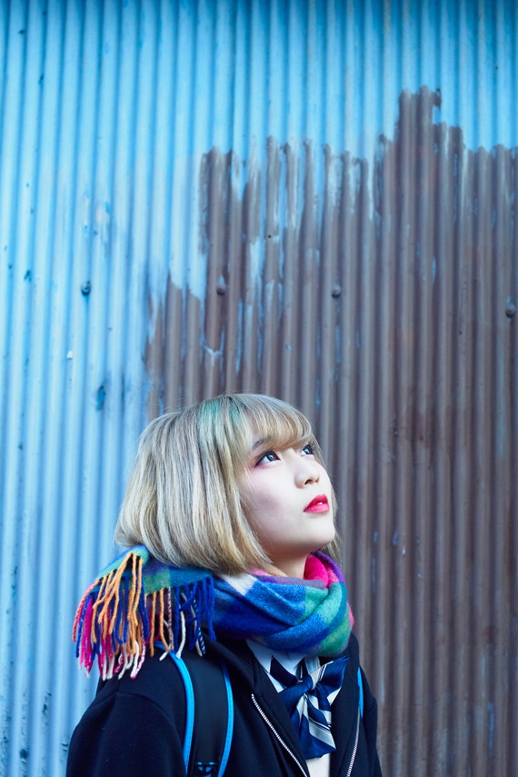 マフラーの差し色が効いてるガール