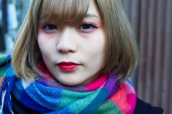 マフラーの差し色が効いてるガール