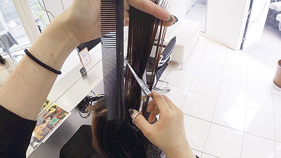 スライドカットで束感を作る