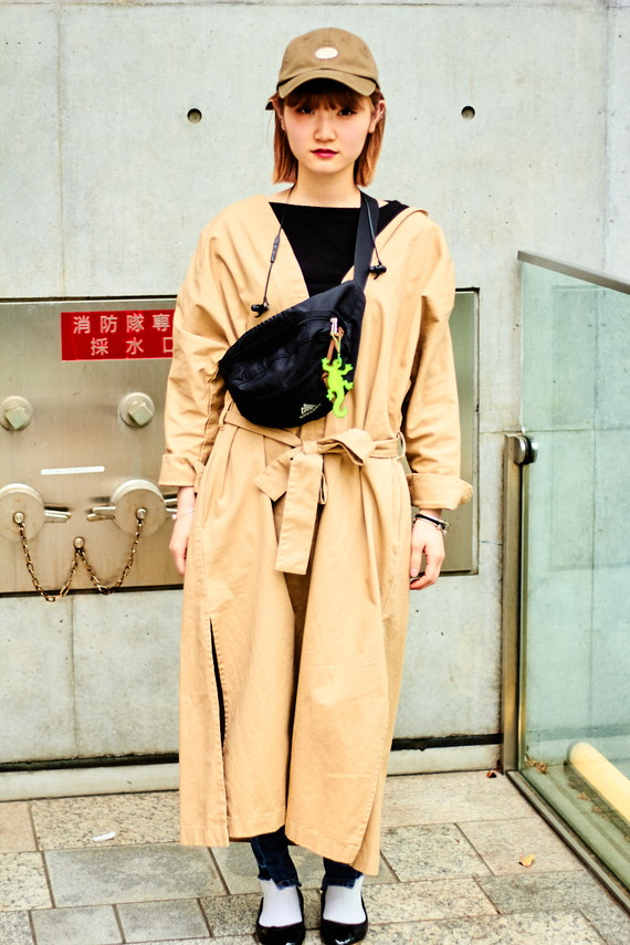 ウエストポーチを高め位置で斜め掛け