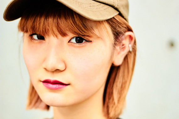 ウエストポーチを高め位置で斜め掛け