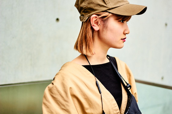 ウエストポーチを高め位置で斜め掛け