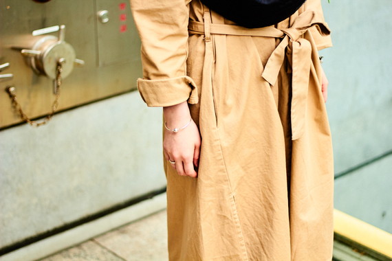 ウエストポーチを高め位置で斜め掛け