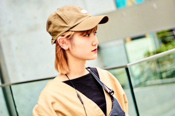 ウエストポーチを高め位置で斜め掛け