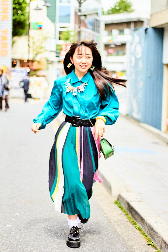 黒髪ロングのオシャレガール