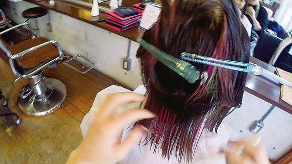 襟足のクセをチェック