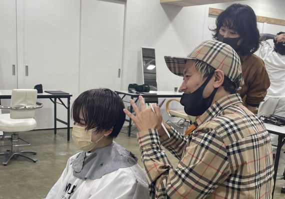 ガモウ関西神戸スタジオでのチャリティーカットの様子