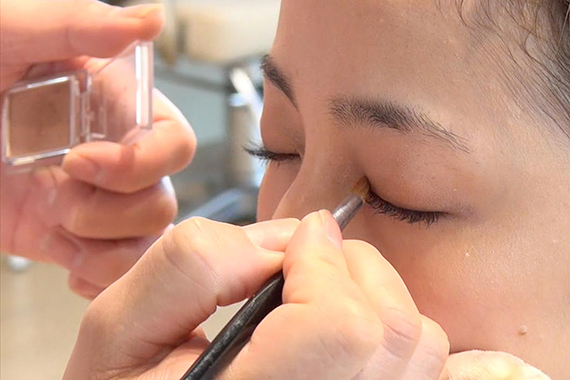 アイシャドウを目頭と目尻に入れる