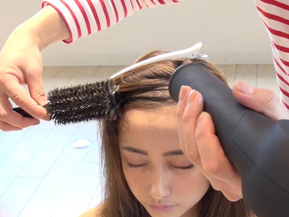 【連載】フォトジェニックなフォトシュートテク 自然光で撮影編 ヘアスタイリング① 6 1w