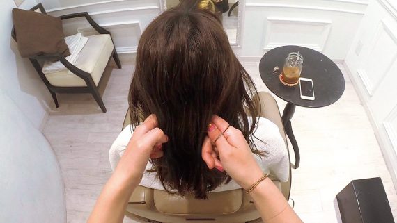 後れ毛を残して分け取る様子