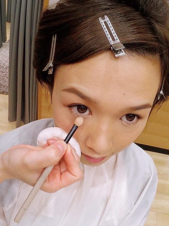 下まぶたにベージュパウダー