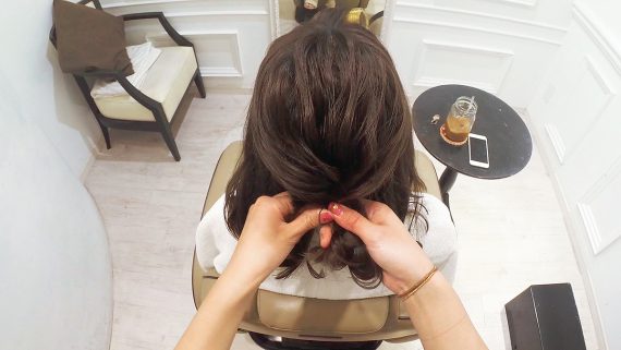 内側に折り曲げてゴムで固定する様子