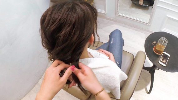 サイドの髪をねじり込む様子