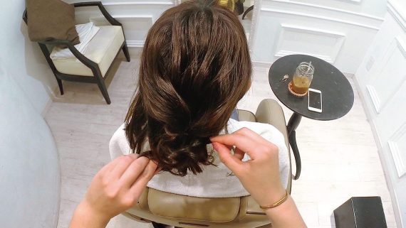 ピンで固定する様子