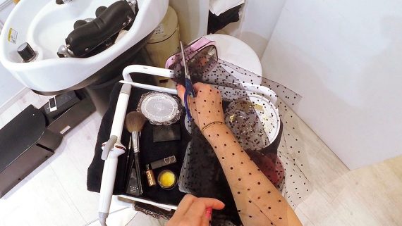 飾りつけをする様子