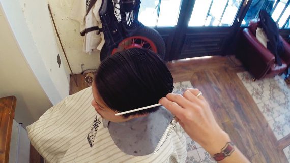 スリックバックから伸ばしている状態