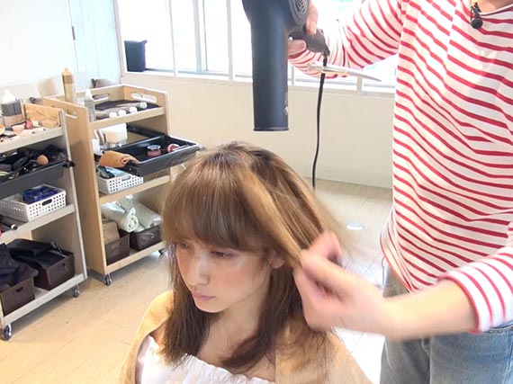 【連載】フォトジェニックなフォトシュートテク 自然光で撮影編 ヘアスタイリング① 4 3w