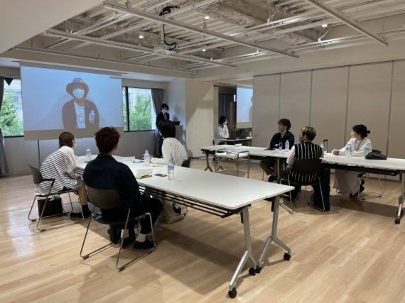 中野製薬㈱新イベント BEAUTY IS ART「共創アート」 第4回ワークショップ 2 嬉しいサプライズに表情が緩む参加者