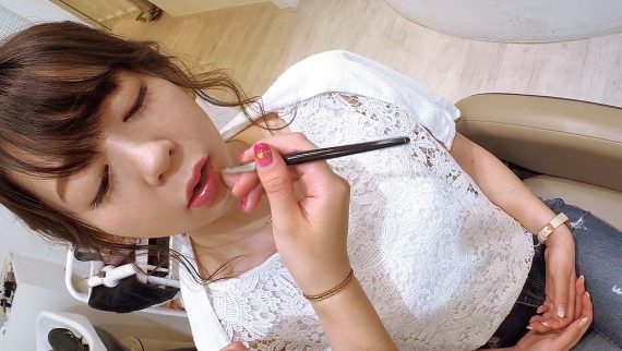 リップを塗り直す様子