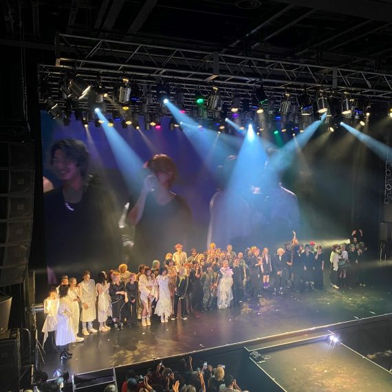 舞台の主役は若きアシスタント