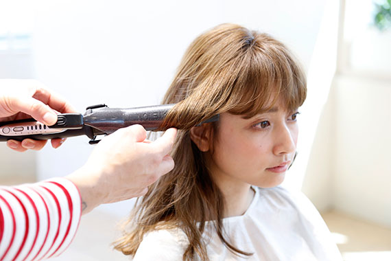 【連載】フォトジェニックなフォトシュートテク 自然光で撮影編 ヘアスタイリング② 3 ナチュラル仕上げにしたいときの巻き方のポイント