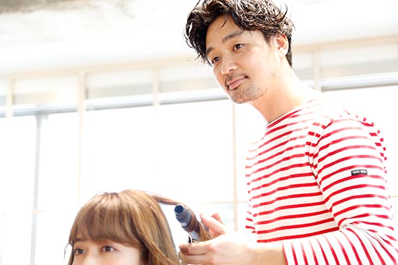 【連載】フォトジェニックなフォトシュートテク 自然光で撮影編 ヘアスタイリング① 2 ナチュラルに動く髪をつくるベースのつくり方のポイント