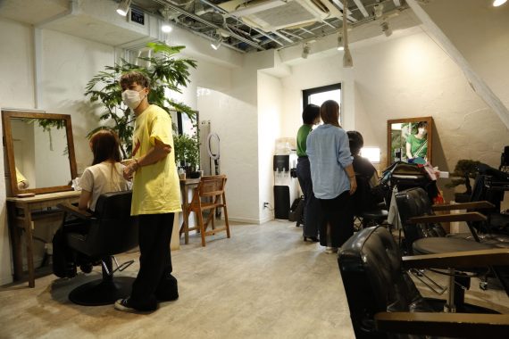 【美容室のブランディングに活用!】サロンオリジナルオイルを小ロットで実現できる『オイルスタジオ』/NAKAGAWA 11 LoAInternational店内の様子