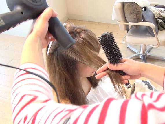 【連載】フォトジェニックなフォトシュートテク 自然光で撮影編 ヘアスタイリング① 3 ここから、動画の手順をおさらい