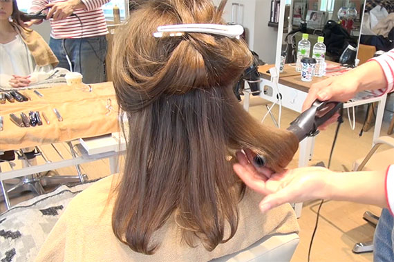 【連載】フォトジェニックなフォトシュートテク 自然光で撮影編 ヘアスタイリング② 9 ここから、動画の手順をおさらい