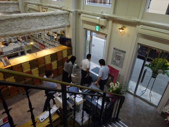 1階から2階が吹き抜けで開放感のある造り