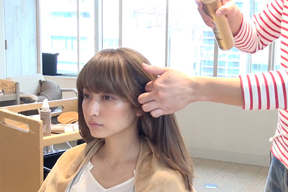 【連載】フォトジェニックなフォトシュートテク 自然光で撮影編 ヘアスタイリング② 4 ここから、動画の手順をおさらい