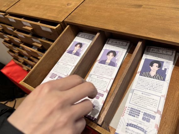 ヘア神宮の鳥居をくぐって参拝、「おみくじ」と「絵馬」の２つを無料体験