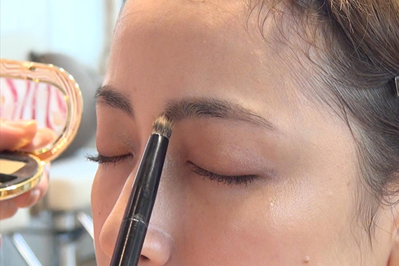 眉毛にパウダーをのせる