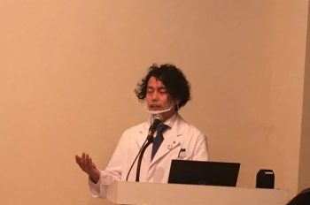 新発見の経緯を説明する萬成哲也博士