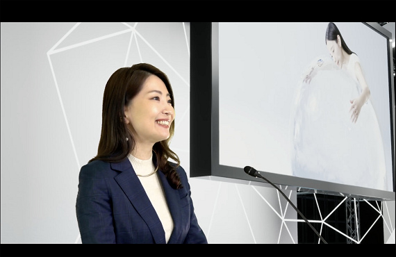 今年度にリリース予定の新製品を紹介する西本夏子氏