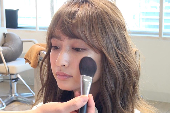 チークを仕上げる