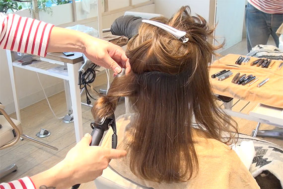 【連載】フォトジェニックなフォトシュートテク 自然光で撮影編 ヘアスタイリング② 11 ここから、動画の手順をおさらい