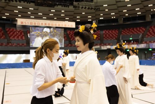 花嫁化粧着付競技の模様