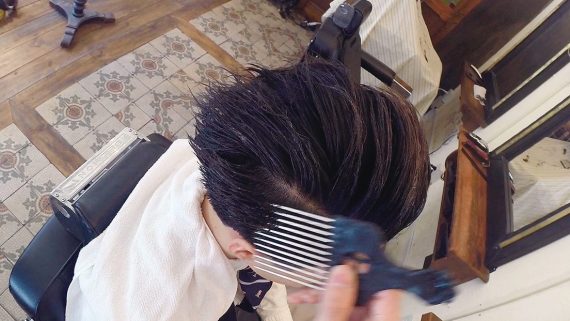 アフロコームでスタイリング