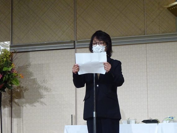 式辞を述べる鈴木良子校長