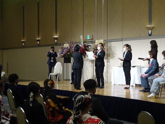 卒業証書を授与する半田一朗理事長