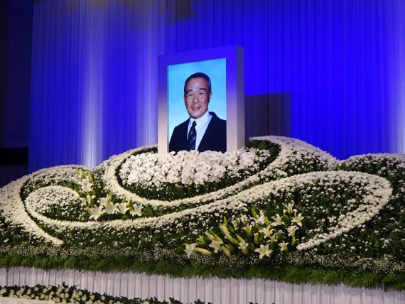 多数の美容業界関係者が、最後のお別れに参列