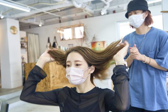 【美容室のブランディングに活用!】サロンオリジナルオイルを小ロットで実現できる『オイルスタジオ』/NAKAGAWA 7 ヘアオイル使用イメージ